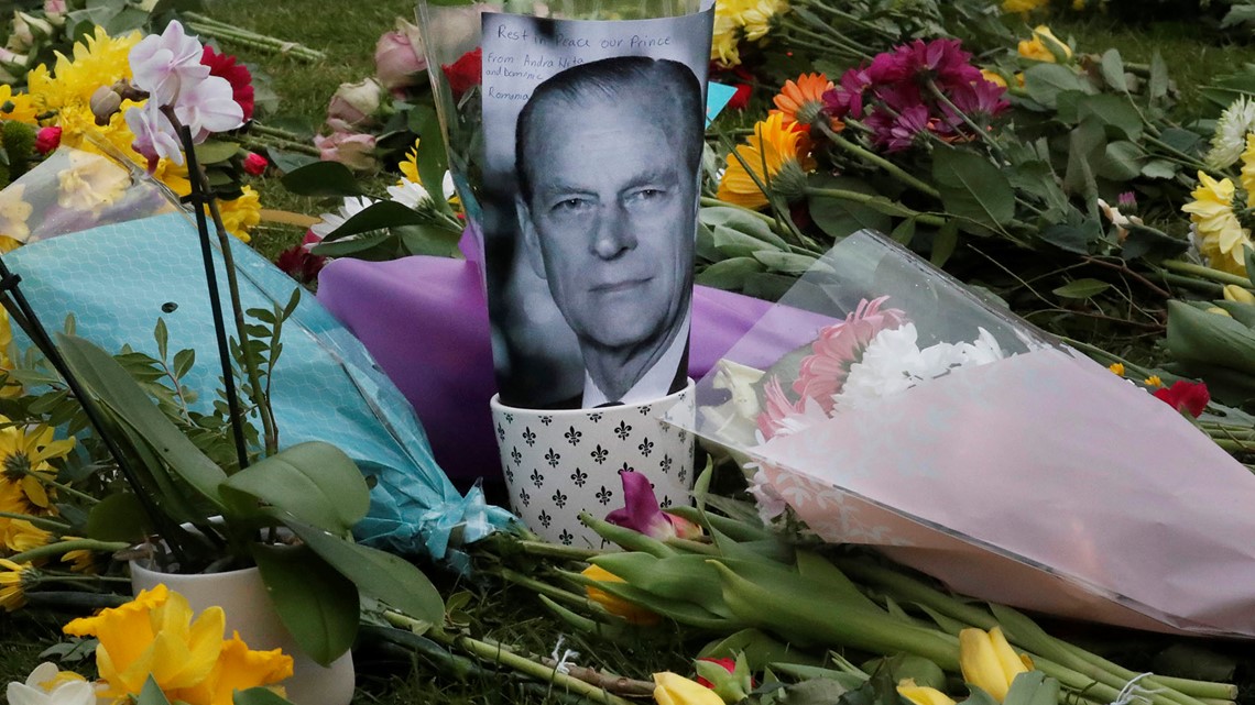 Prince Philip mourners, Queen Elizabeth supporters, leave flowers - Vimarsana News