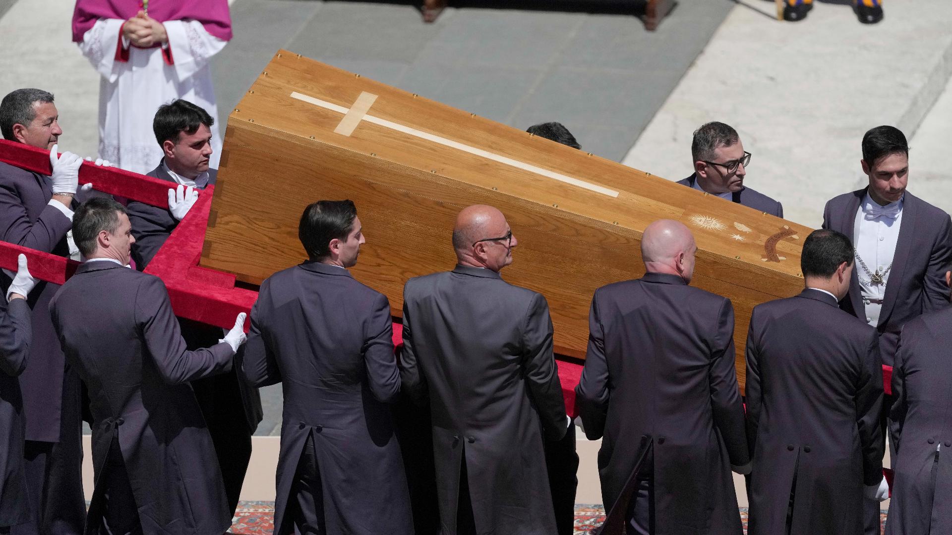 Who were the pallbearers for Pope Francis? | khou.com