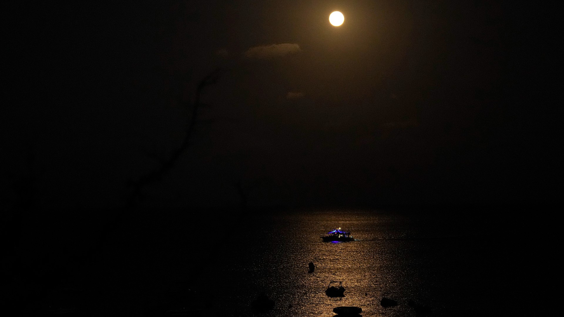 PHOTOS: Rare blue supermoon lights up August night sky | khou.com