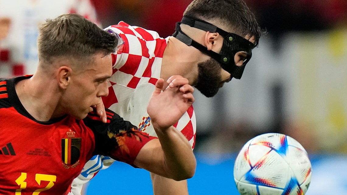 Mengapa pemain sepak bola memakai topeng di Piala Dunia