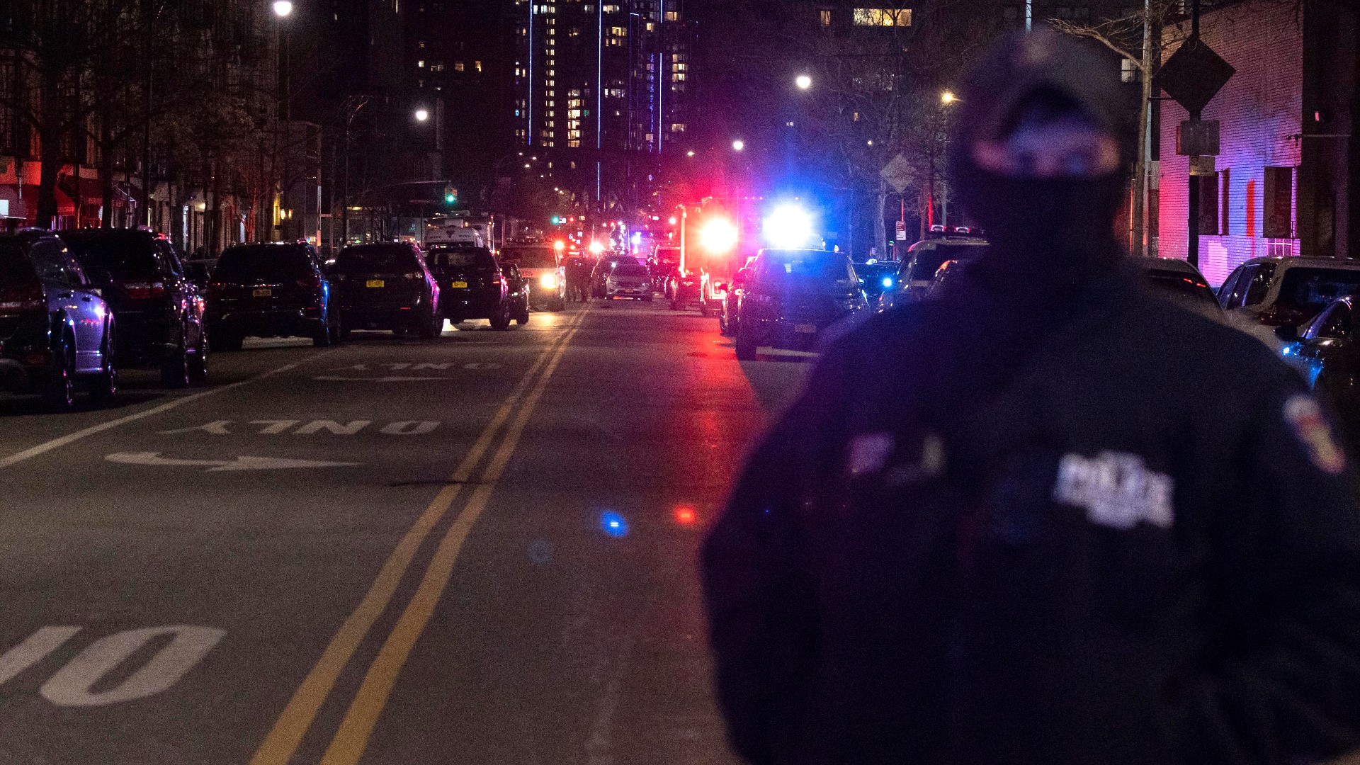 NYPD: 1 officer killed, 1 wounded in Harlem shooting | khou.com