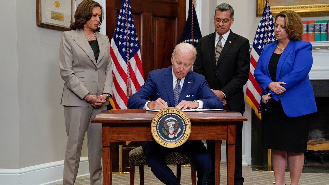 Biden menandatangani tindakan eksekutif yang melindungi akses aborsi