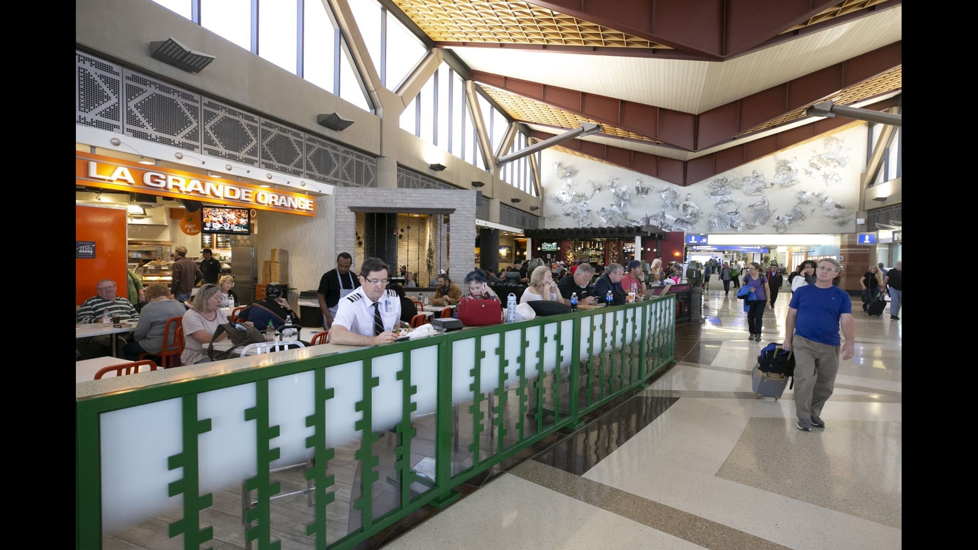 Phoenix: No more 'street pricing' for airport restaurants | khou.com
