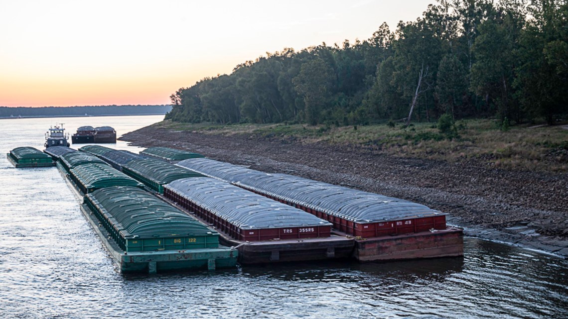 Low water grounds barges, halts Mississippi River traffic - Vimarsana News