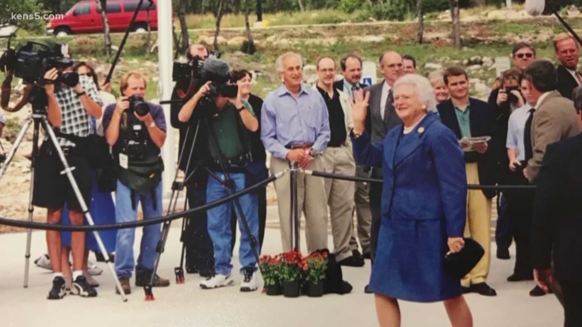 Barbara Bush keeps up with San Antonio middle school | khou.com