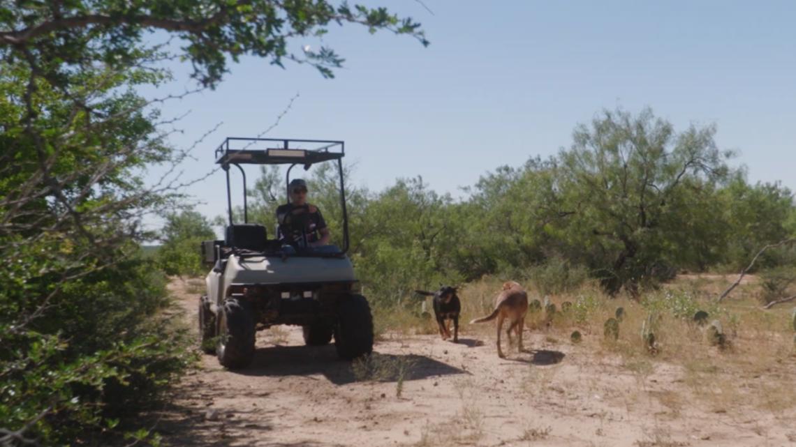 Flow of migrants keeps Texas border ranch family on its toes | khou.com