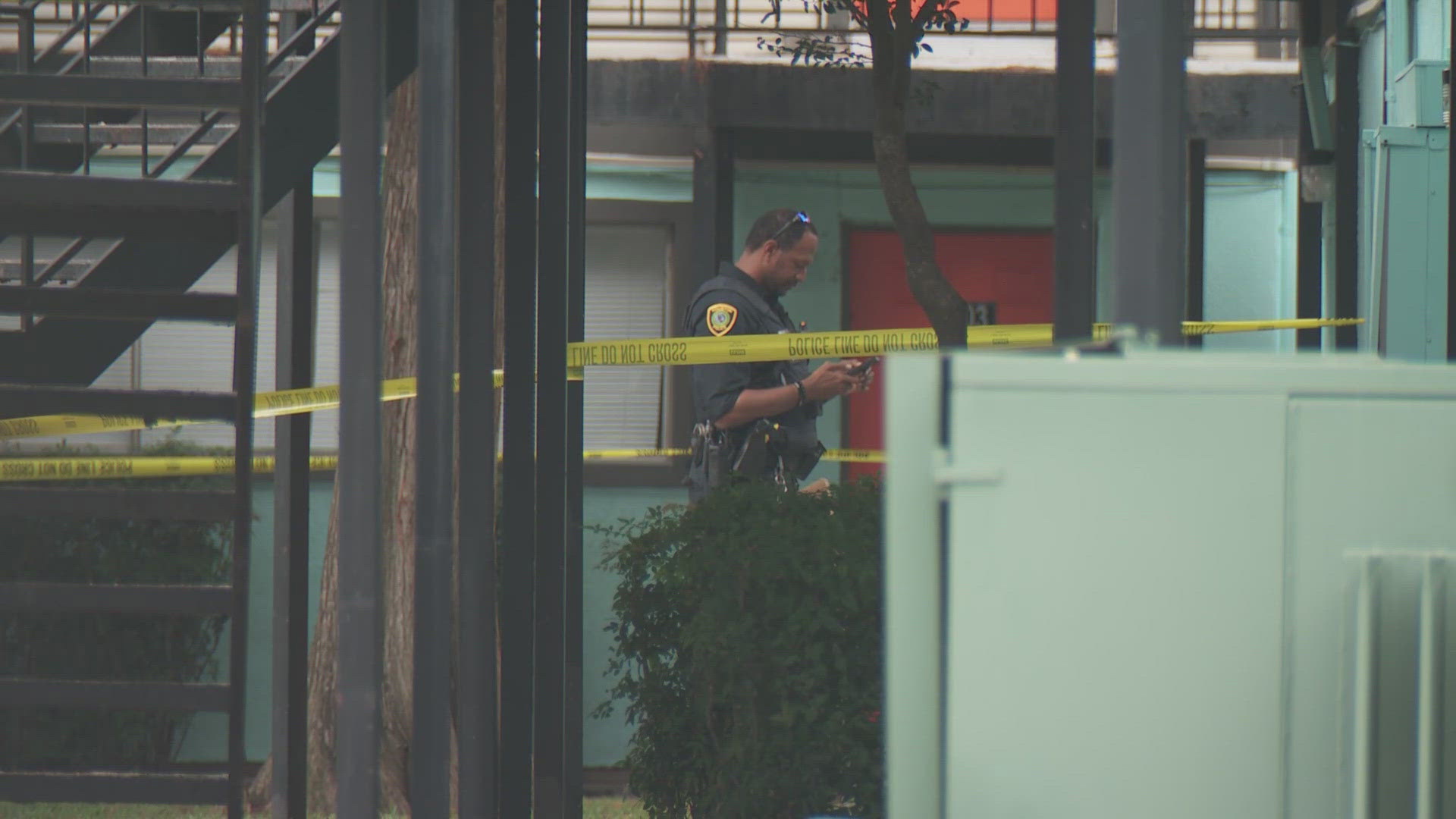 One dead, one hurt in shooting at apartment complex near NRG Stadium ...
