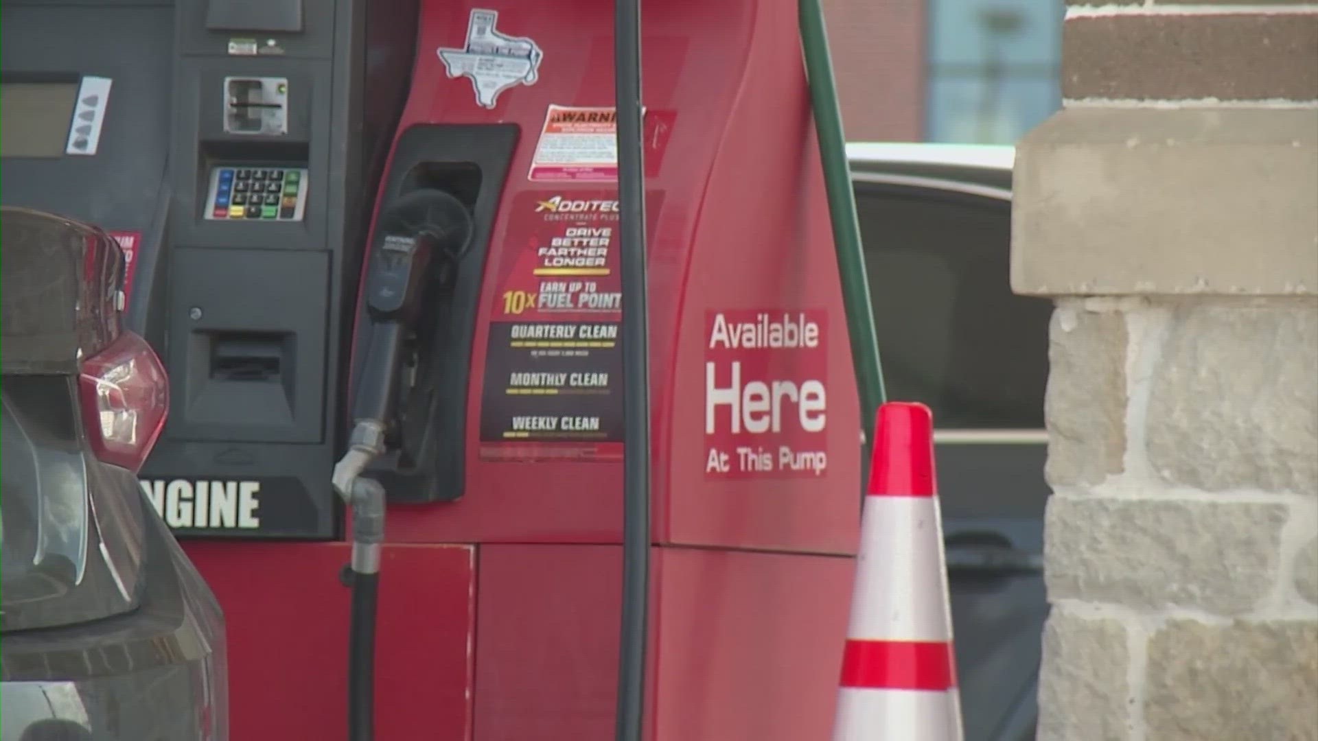 Either people are accused of running a large-scale, fuel theft ring that ended up stealing more than 100,000 gallons of fuel from Houston-area gas stations.