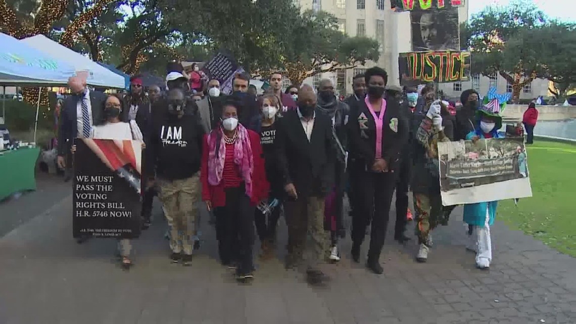 Demokrat Houston berbaris untuk menuntut tindakan atas RUU hak suara