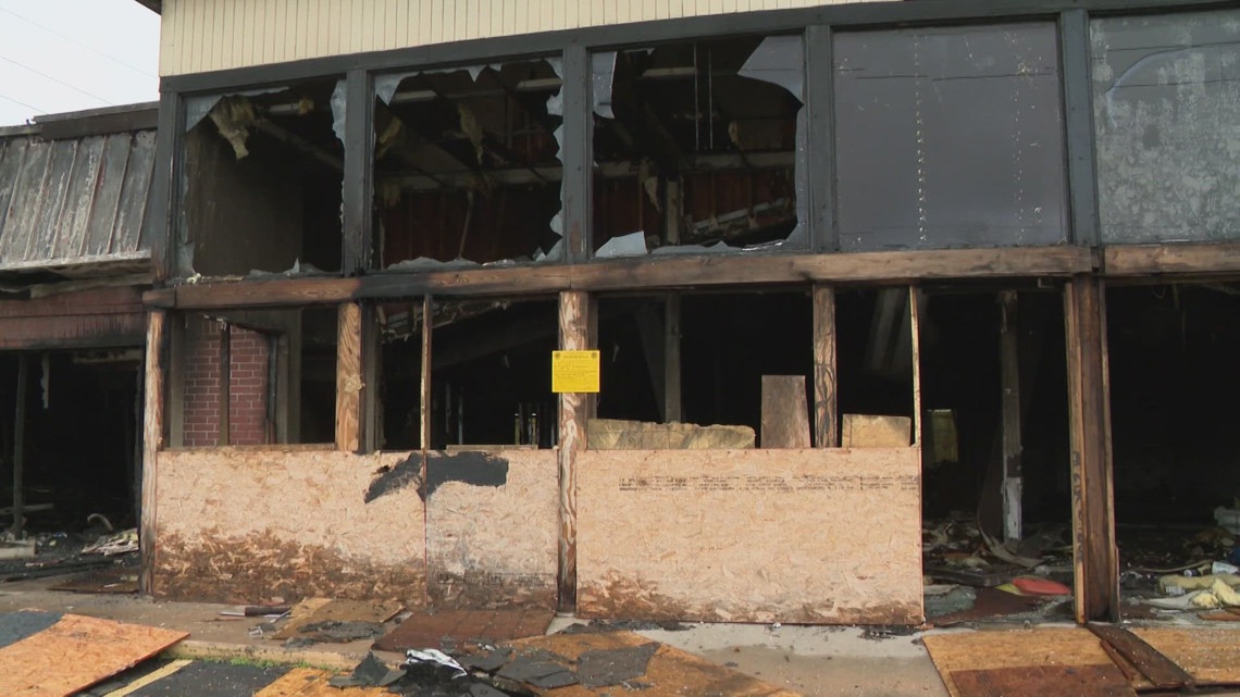 Houston restaurant owner urges city to tear down fire-damaged, nuisance building next door