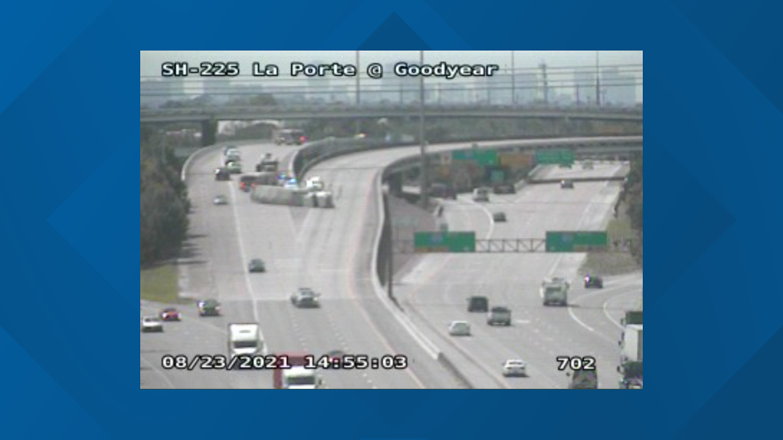 Overturned 18-wheeler shuts down SH-225 mainlanes, East Loop ramp - Vimarsana News