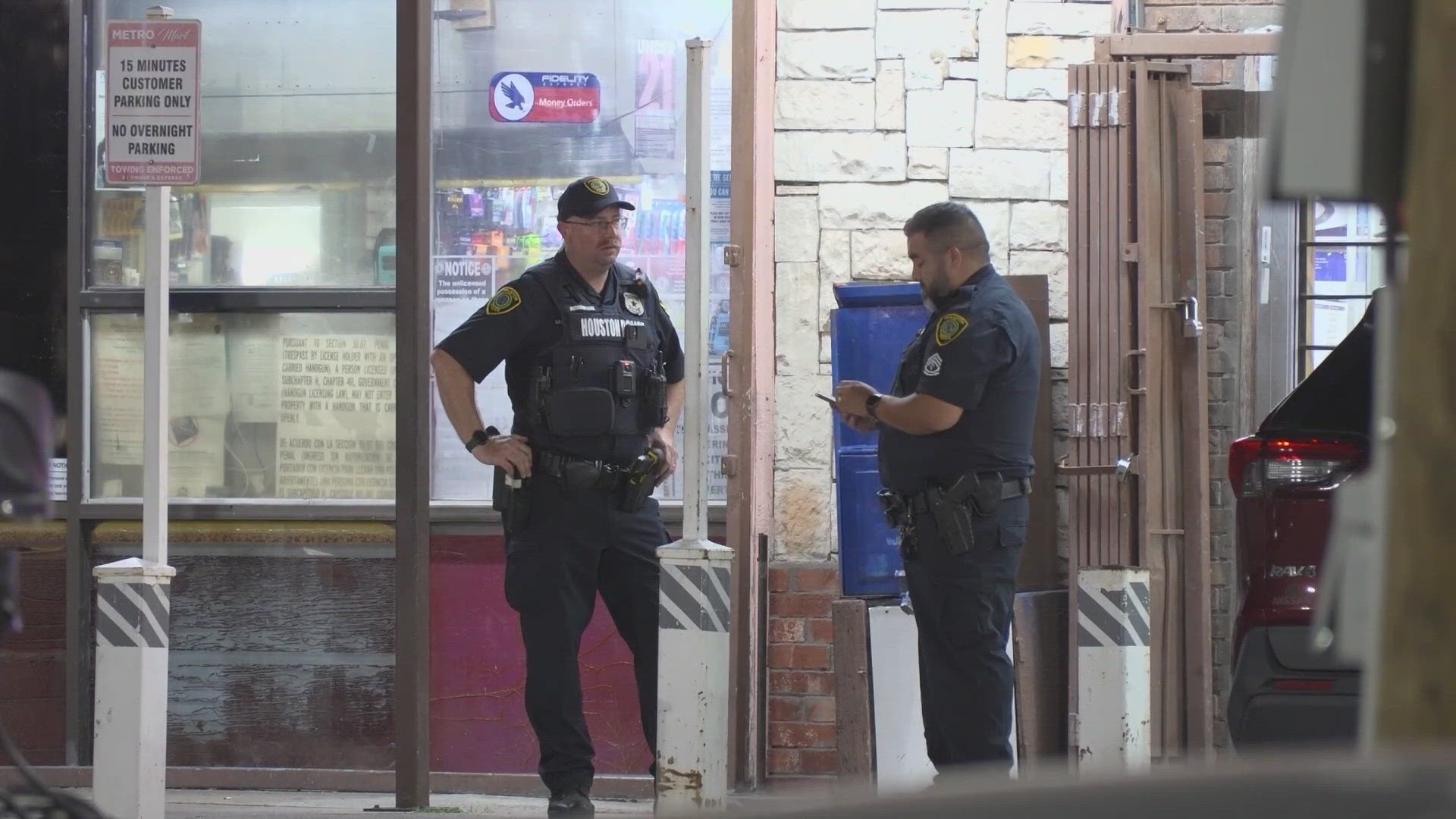 Coverage image for: Police looking for more suspects after 2 injured in shooting in northeast Houston