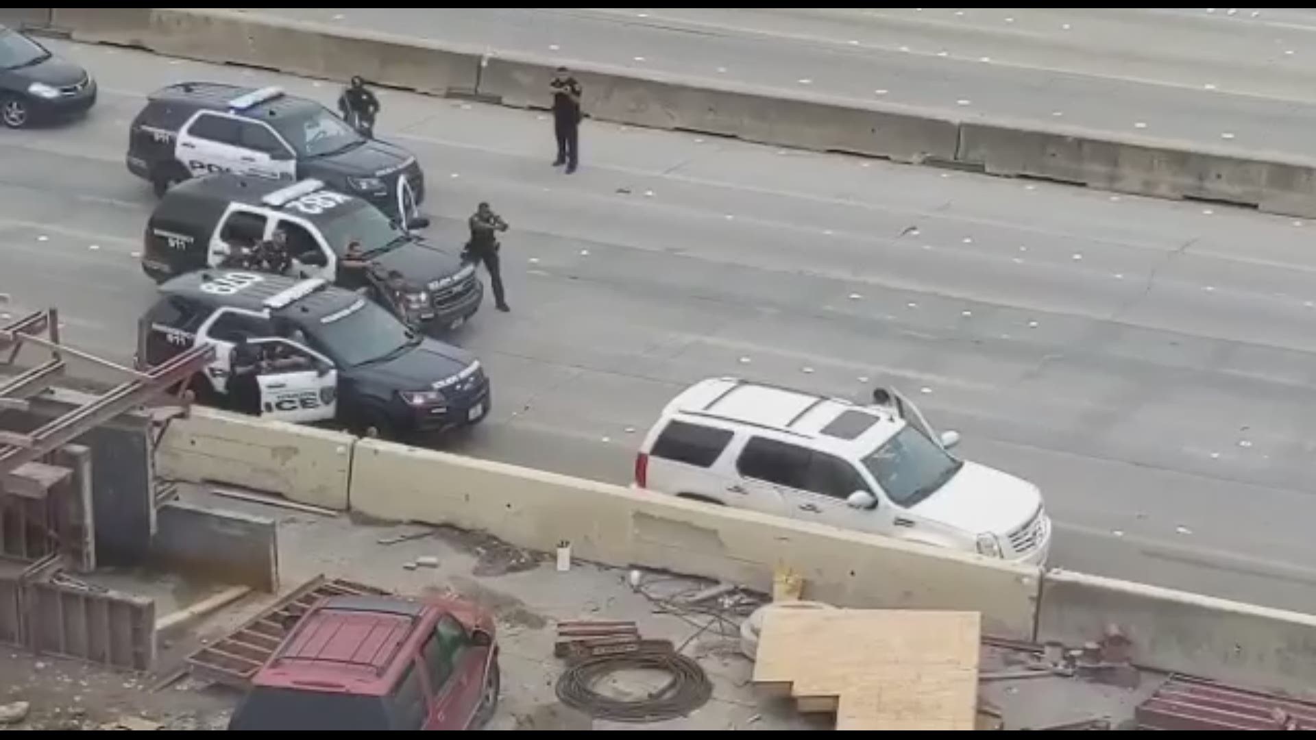 Watch Houston police chase ends at gunpoint on West Loop South