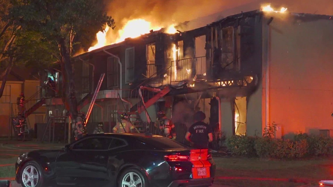 'I gotta get them out' | Good Samaritan alerts neighbors to large apartment fire in SE Houston