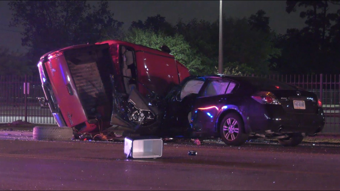 Houston crash: 1 dead, 1 injured after car crashes into tree on S. Dairy  Ashford