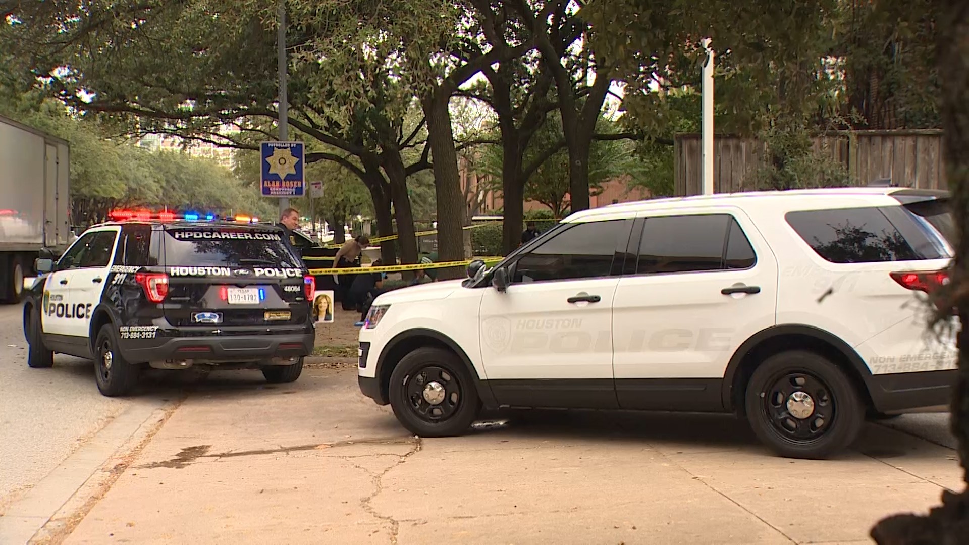 Houston police homicide investigators responded to reports of a man’s body found on a sidewalk in Montrose early Monday.