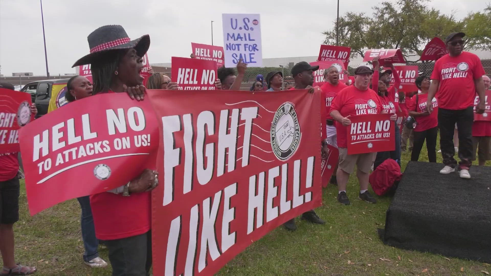 Protesters are opposing the Trump Administration's plans to transfer the USPS Department of Commerce and privatize the agency. This will also cut thousands of jobs.