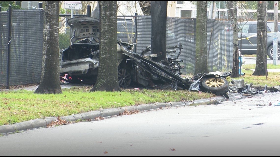 Suspect dead after high-speed chase ends in fiery crash in SE Houston ...