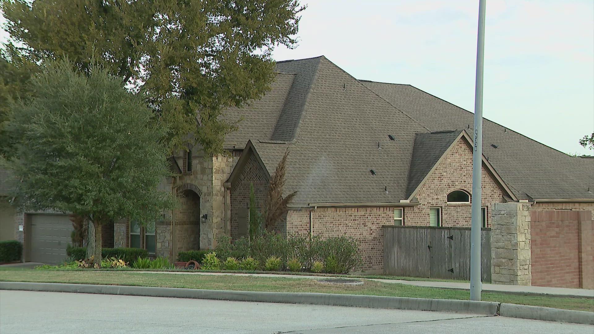 The high end of the market in Houston saw the strongest performance in May, according to HAR. Sales in the luxury segment of $1M+ homes climbed 9.6%.