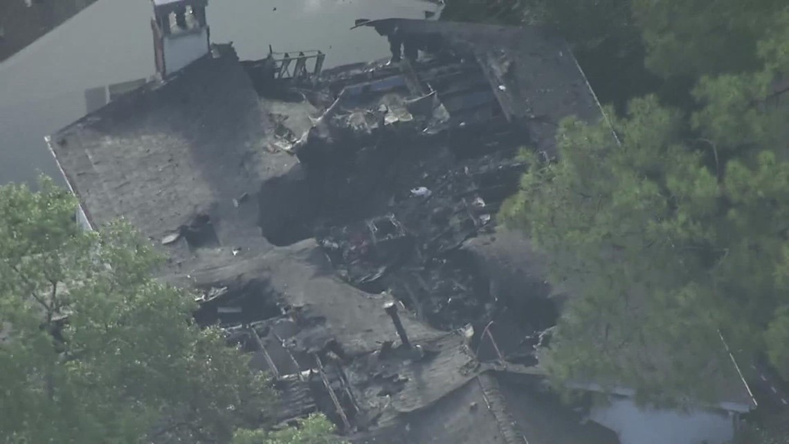 Houston news Family escapes large house fire in west Houston