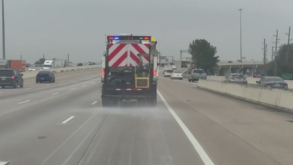 Houston crews preparing roads for weekend winter weather event that could paralyze travel