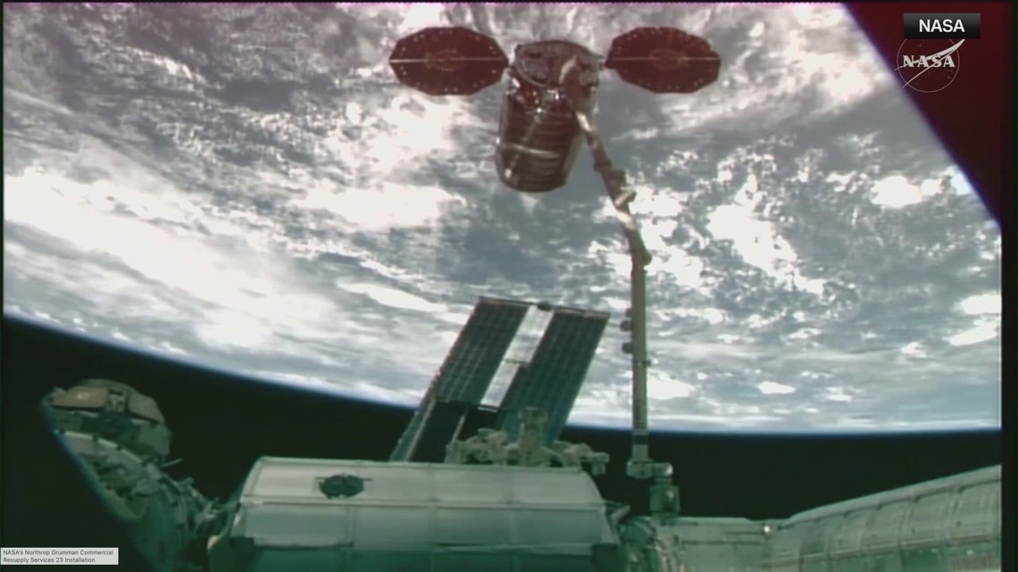Johnson Space Center Employees to Continue Working Without Pay