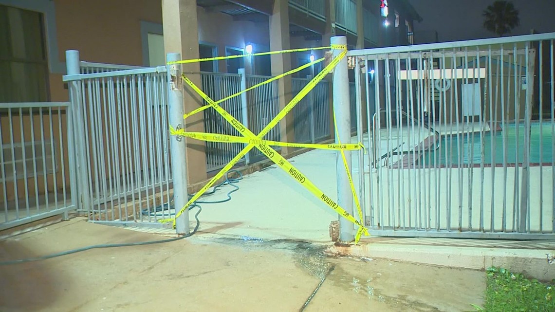 Mother and child drown in Galveston hotel pool