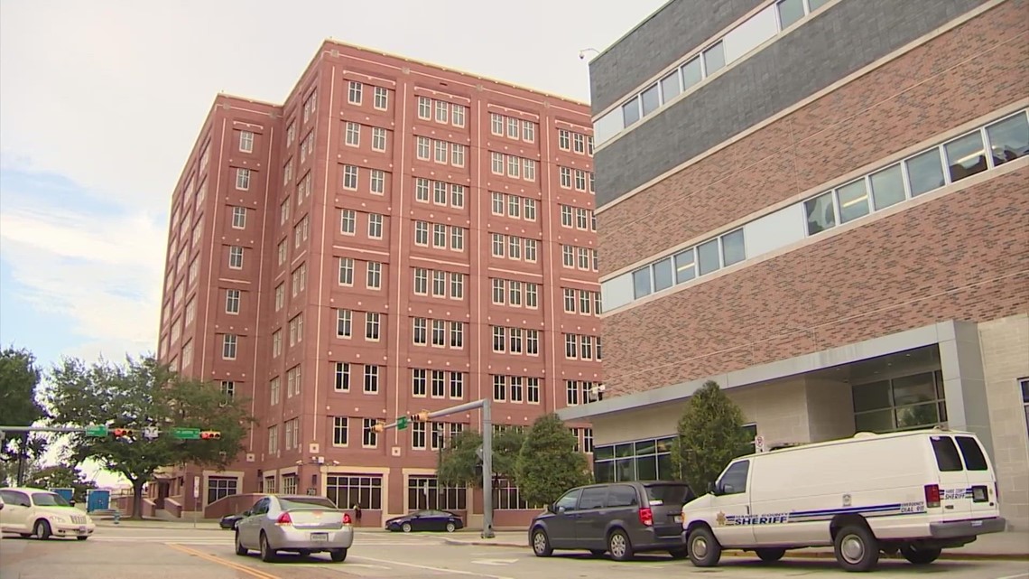 Detention officer charged in inmate's death for first time at Harris County Jail, DA's office says | khou.com