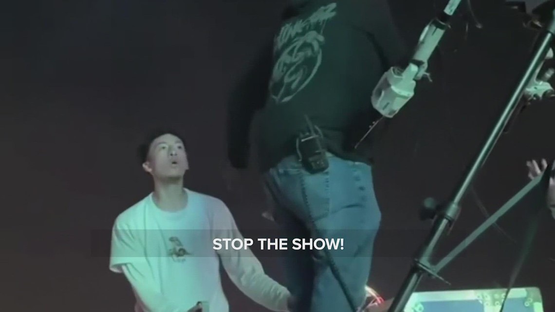 Ayden Cruz dalam video viral mencoba menghentikan pertunjukan Travis Scott
