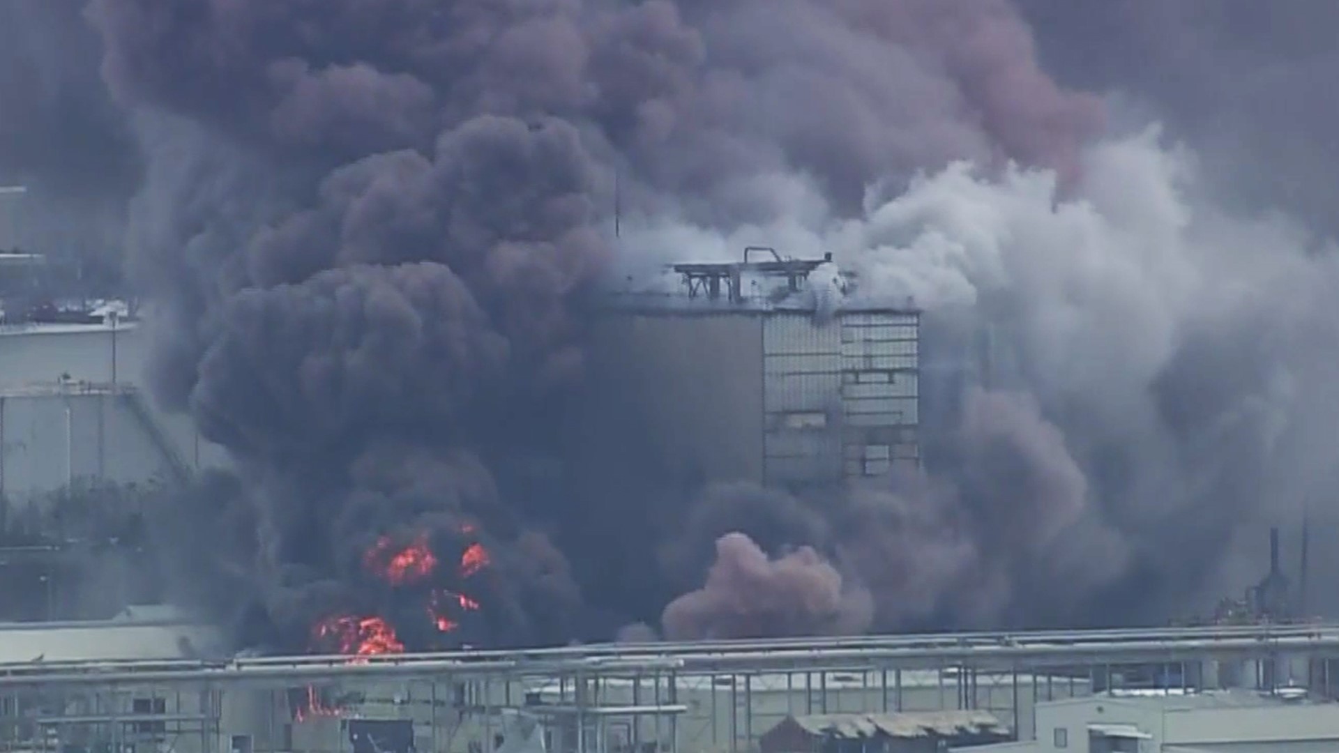 A large chemical plant fire has been reported along I-10 just west of Lake Charles, Louisiana officials warn. This is raw video from Air 11 / no audio.