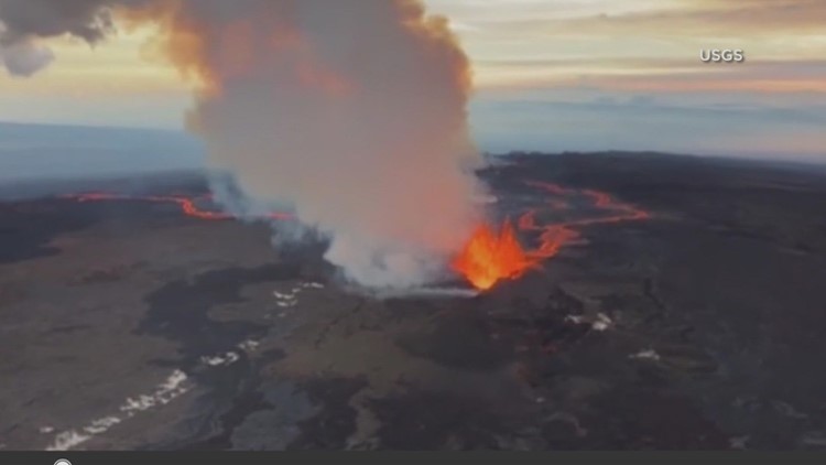 Hawaii volcano aeriels: Mauna Loa erupts