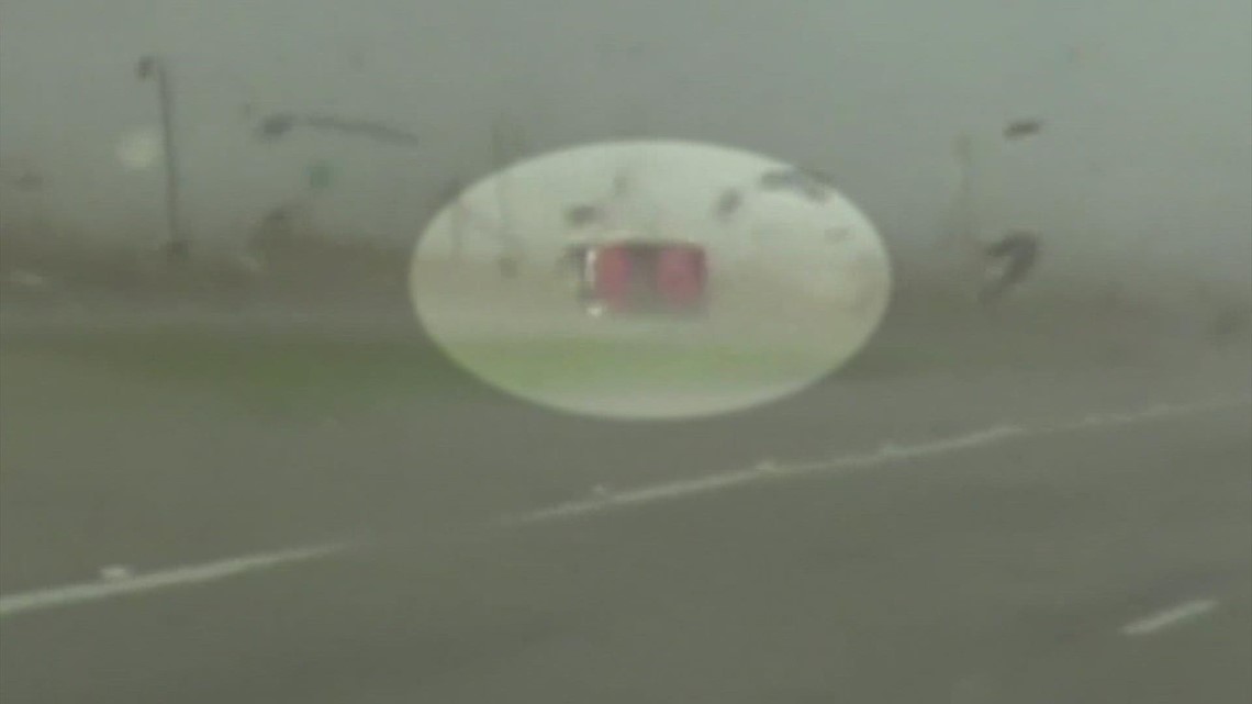 Remaja di truk merah selamat dari tornado