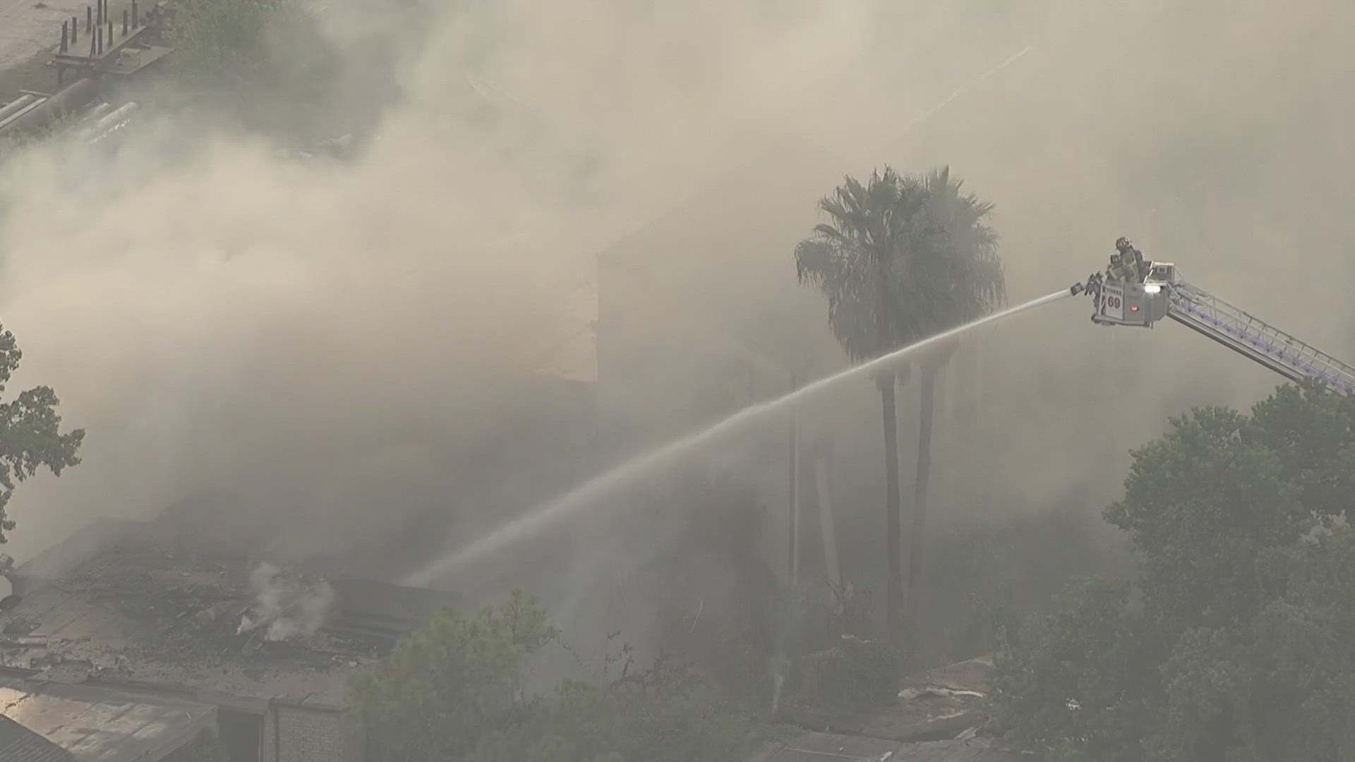 Crews battle fire at abandoned apartment complex in Spring Branch ...