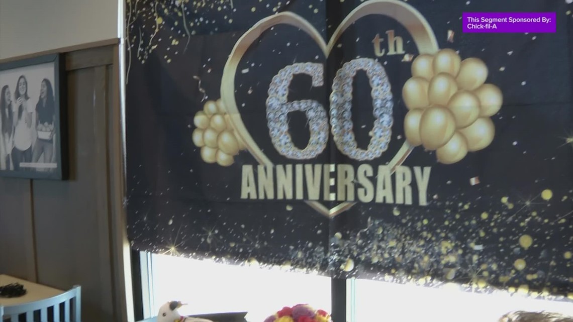 Merayakan 60 tahun kebahagiaan pernikahan di Chick-fil-A