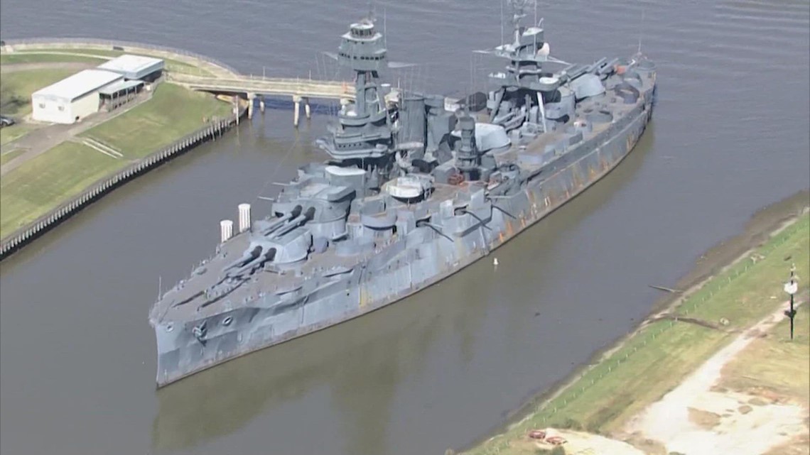 Battleship Texas meninggalkan La Porte, rumah Texas menuju Galveston
