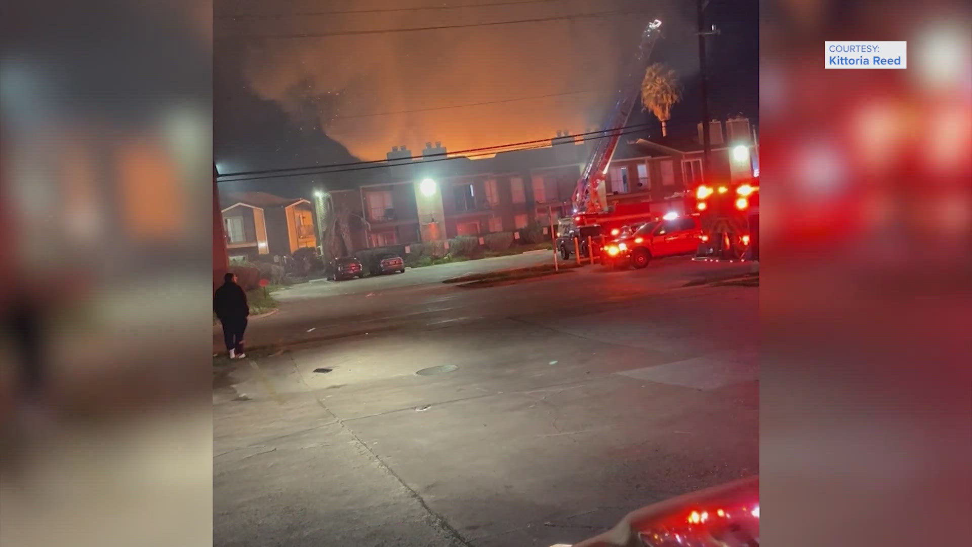 Large fire burns at Houston apartment complex | khou.com
