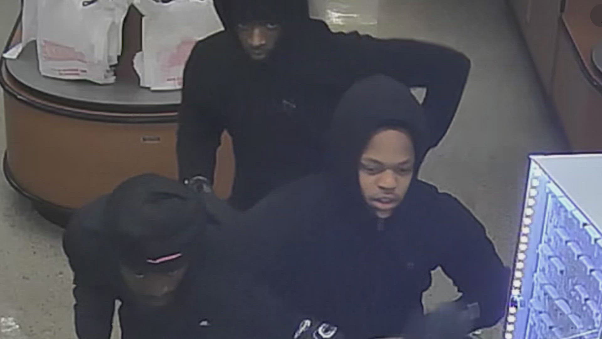 Smash-and-grab thieves caught on camera stealing gold from jewelry ...