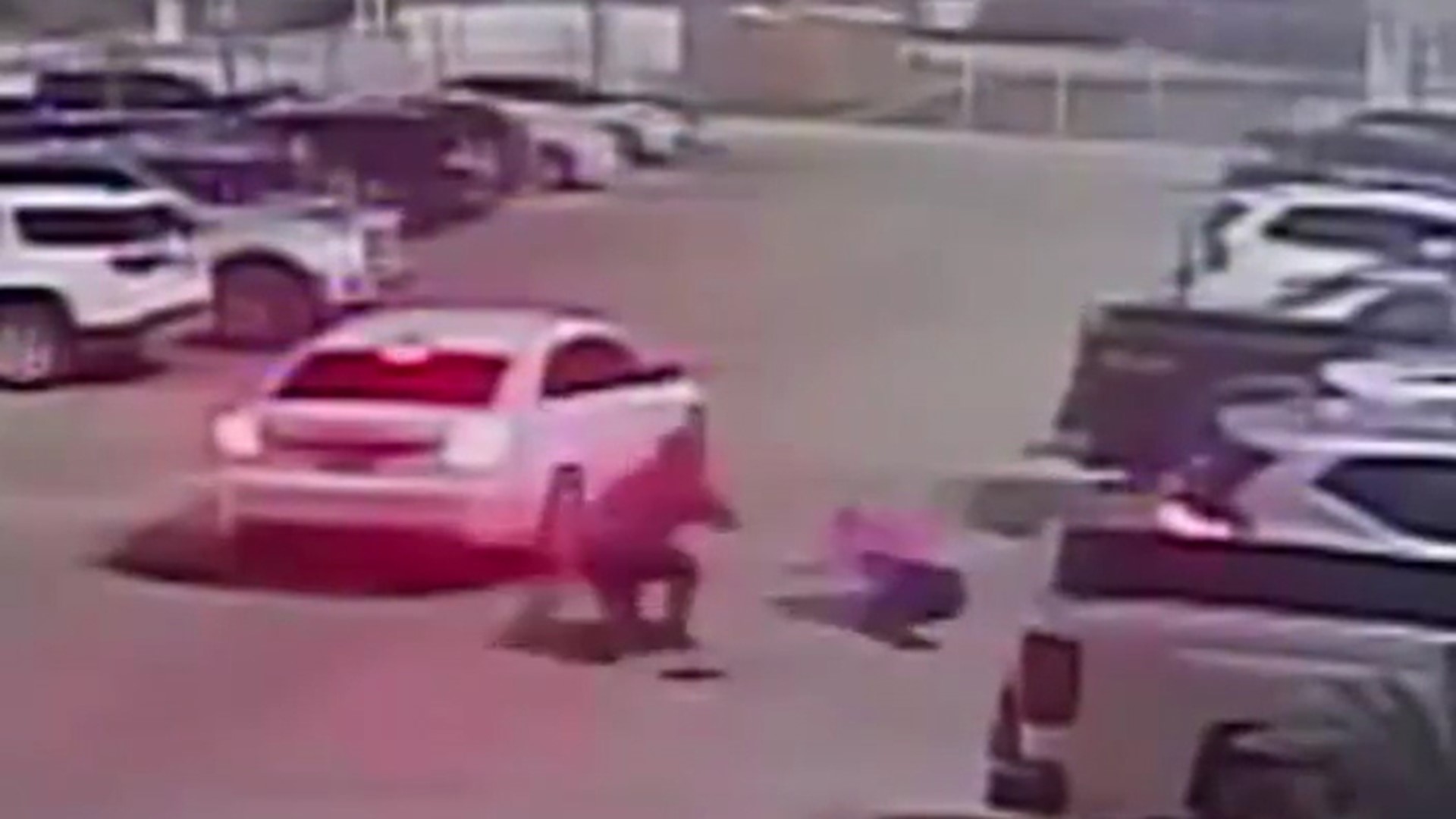 Watch: Robber hits woman with gun, takes her purse in parking lot ...