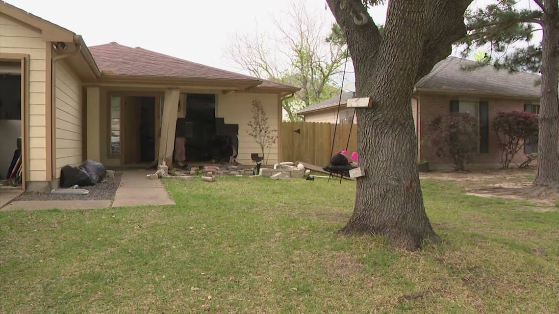 Houston, Texas news: Driver arrested after crashing into home - Vimarsana News