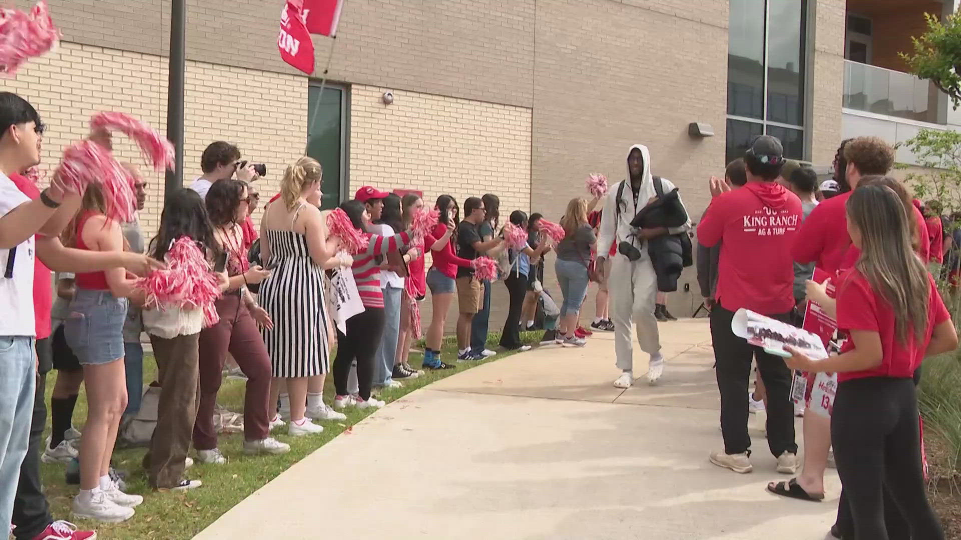 Fans cheer for UH Coogs as they head for Sweet 16 in Indiana | khou.com