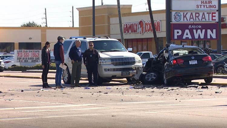 Houston crash: 1 dead, 1 injured after car crashes into tree on S. Dairy  Ashford