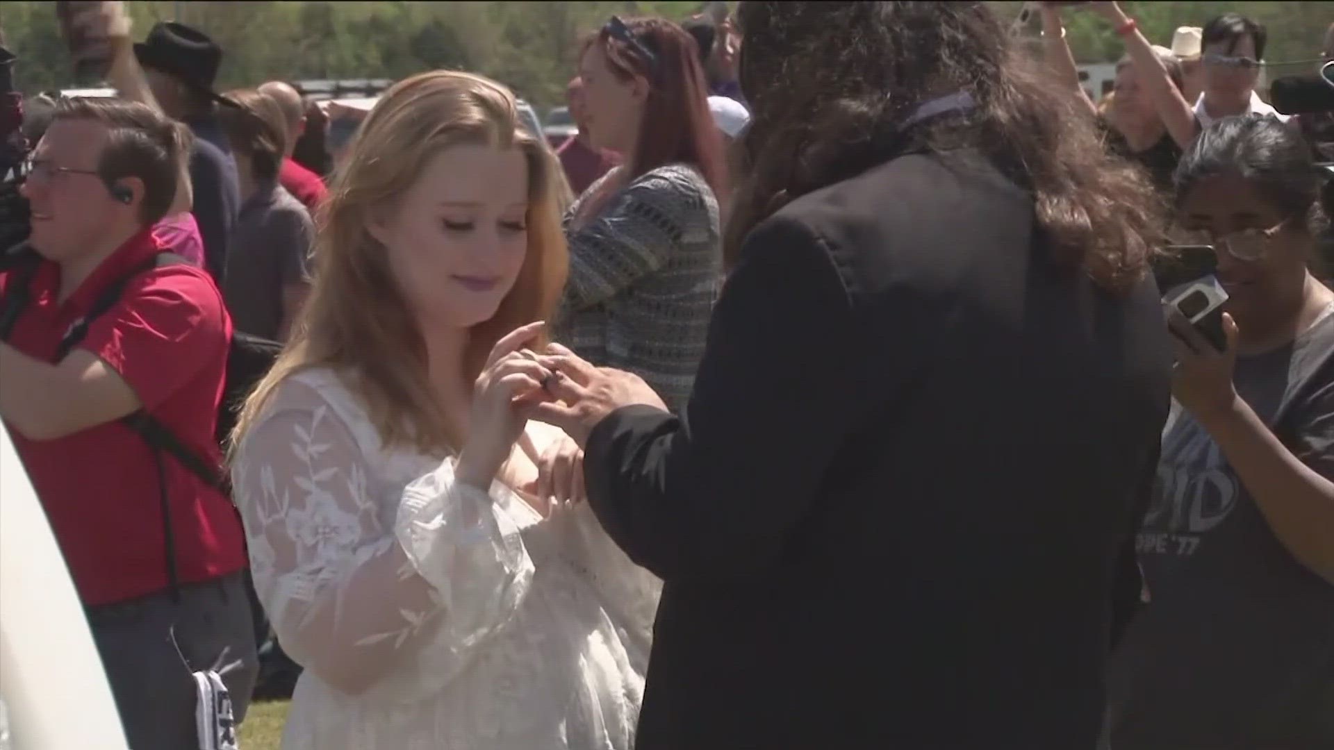 More than 350 couples get married during solar eclipse in Arkansas