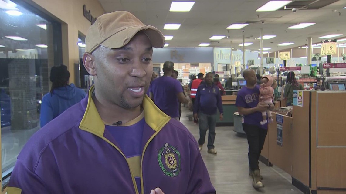 Houston fraternity gives away free groceries before Thanksgiving - Vimarsana News