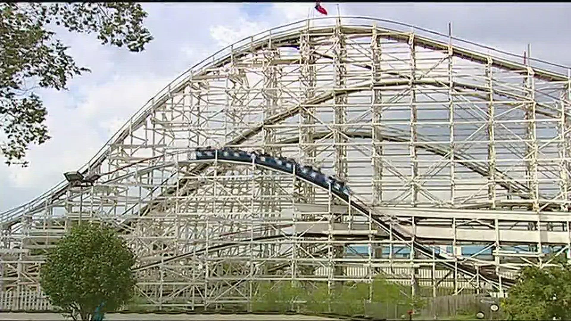 Hundreds of people are re-living the glory days on Saturday. They were meeting in west Houston to share memories from what they call the best times of their lives as employees of Astroworld!