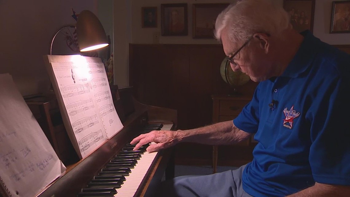 Veteran Perang Dunia II Bill Boyd menemukan kenyamanan di piano