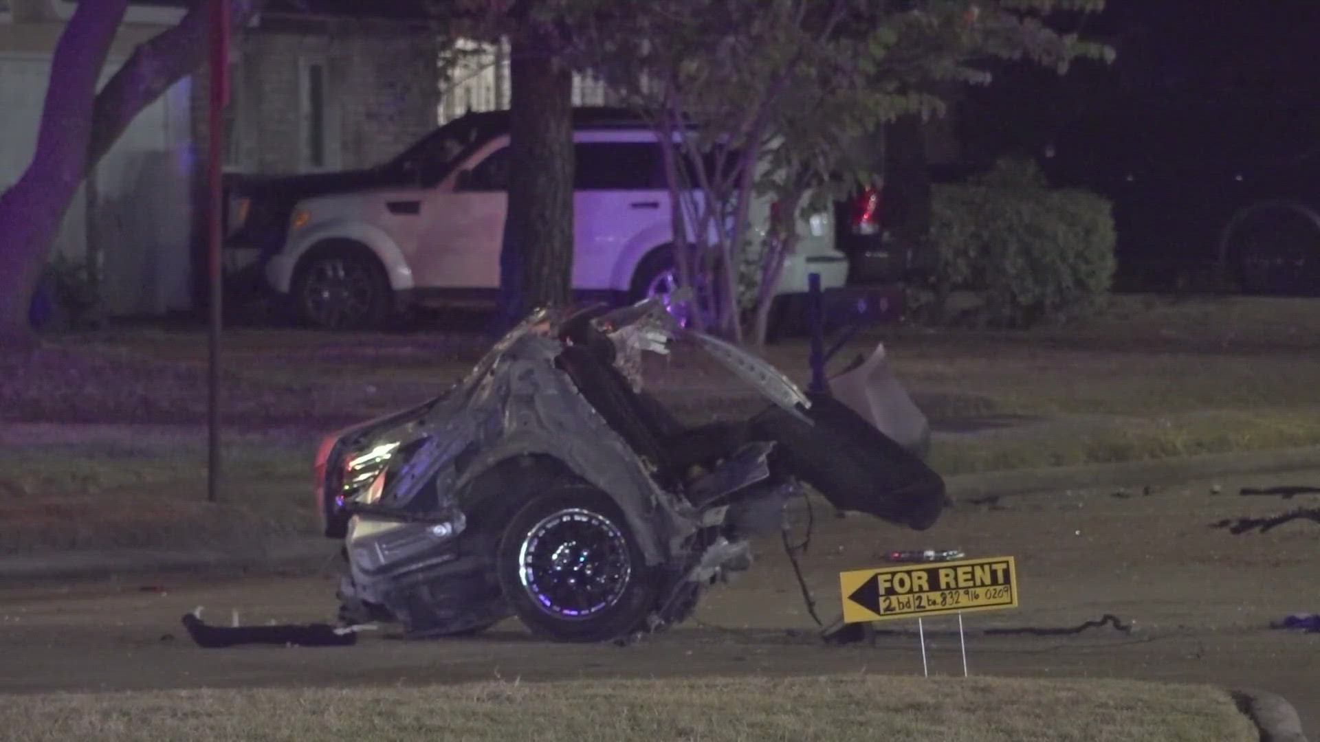 Houston crash: 1 dead, 1 injured after car crashes into tree on S