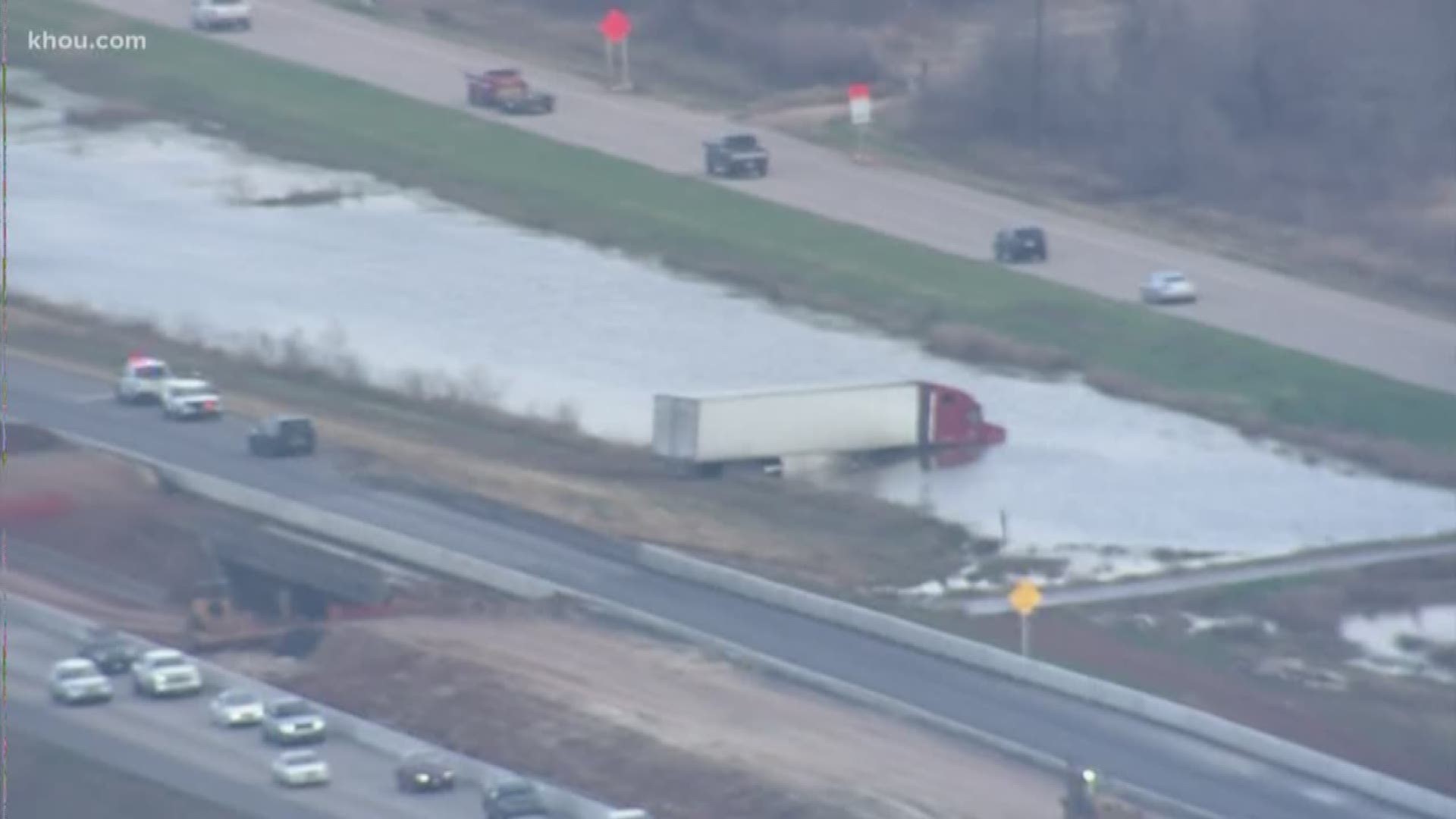 All main lanes on I10 EB in Waller County closed after deadly accident