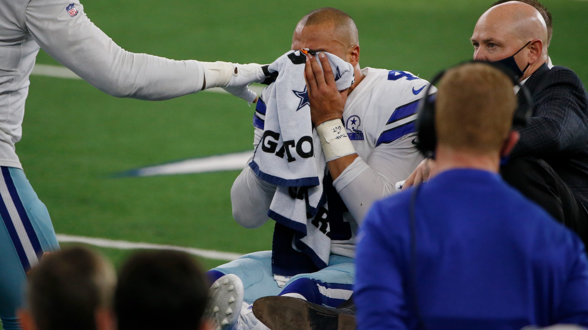 Dallas Cowboys QB Dak Prescott fractures right ankle, team says