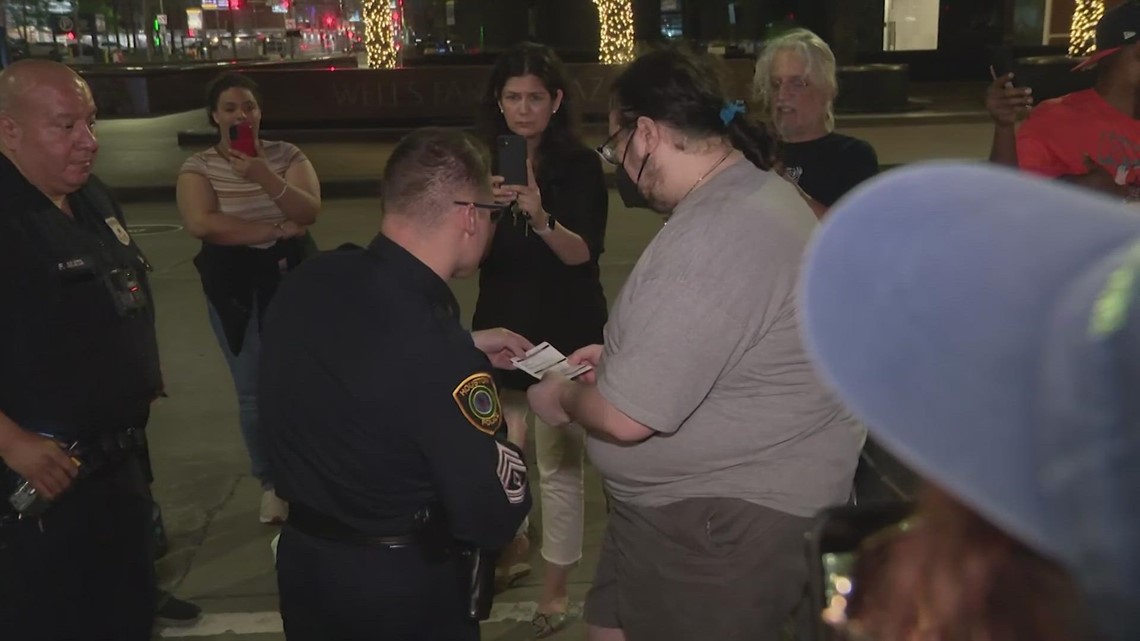 Man diberikan tiket untuk memberi makan tunawisma |  Berita Houston, Texas