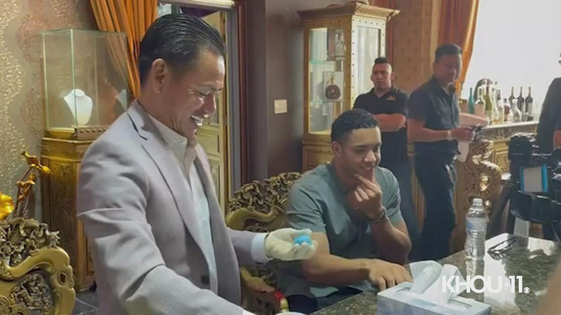 World Series MVP Jeremy Peña gets fitted for custom grillz by Johnny Dang